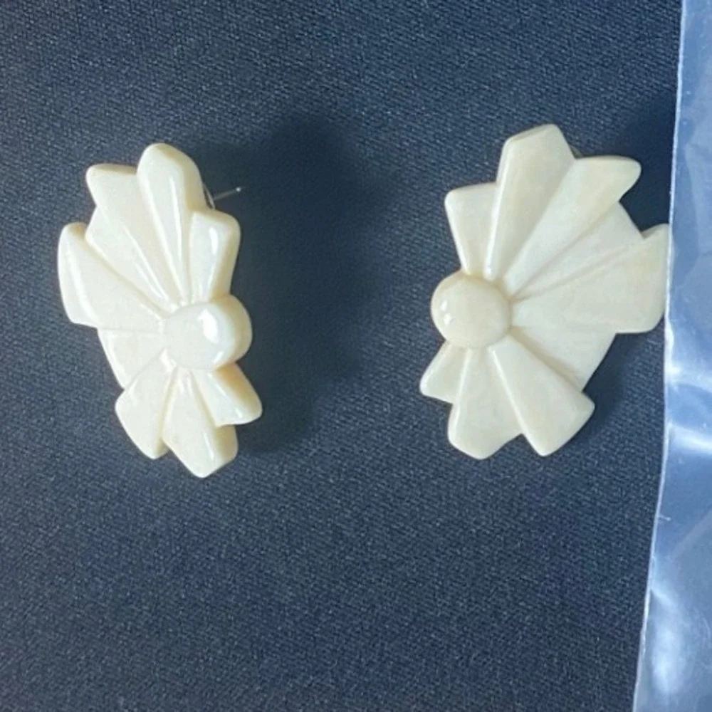 Vintage Style Cream Geometric Fan Earrings –‎ Statement Plastic Post Earrings